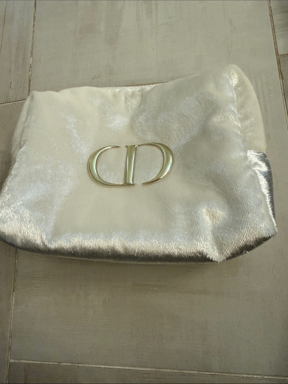 Elegant Metallic Silver Women's Clutch Bag